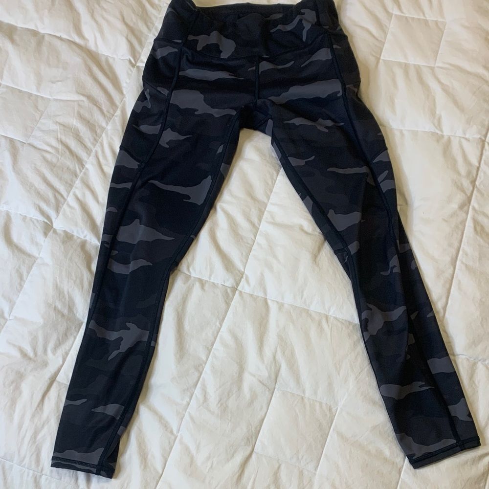 Athleta stash pockets, Black Camouflage Leggings, small
